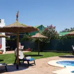 Piscina exterior con mantos de brezo. Xanquímicos suministran mobiliario urbano y marquesinas