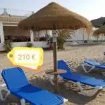 Playa con mantos de brezo y hamacas. Xanquímicos suministran mobiliario urbano y marquesinas