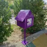 Collage buzón biblioteca lila. Xanquímicos suministran mobiliario urbano y buzón libros biblioteca