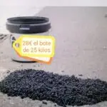 Cubo con asfalto en el suelo. Xanquímicos suministra materiales de construcción y sostenibles.